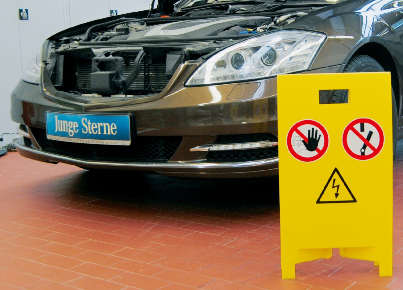 Türchen Nr. 10 Grundlagen KfzHochvolttechnik Freischalten eines HVSystems KRAFTHAND Türchen Nr. 10 Grundlagen KfzHochvolttechnik Freischalten eines HVSystems KRAFTHAND