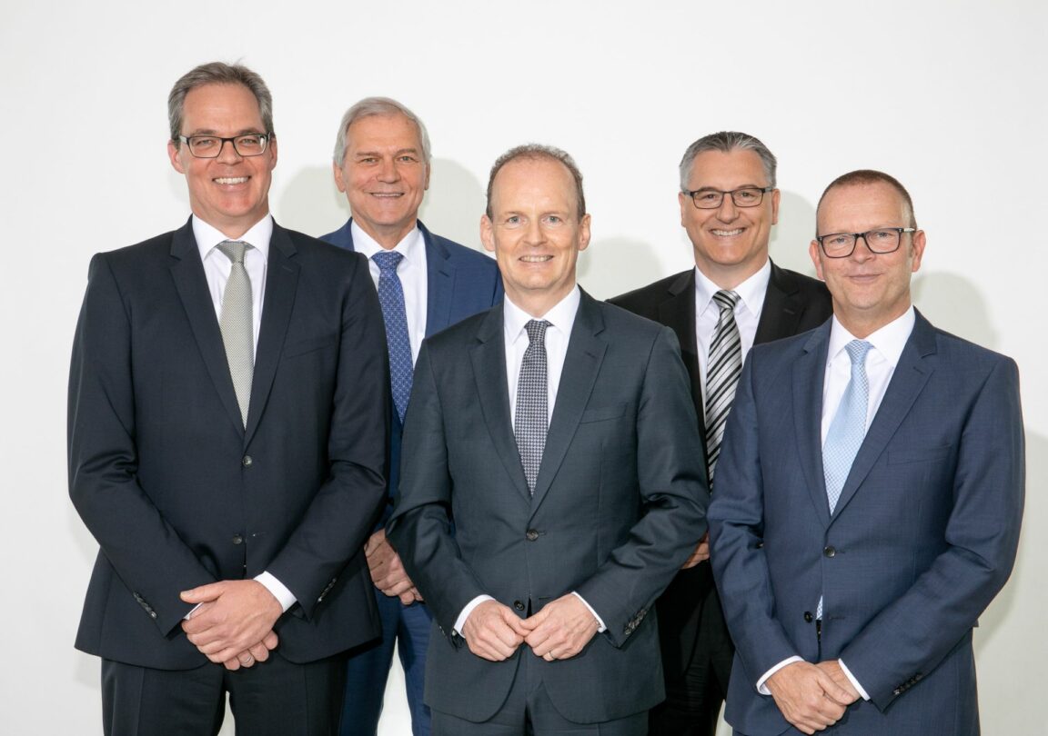 Dekra Automobil stellt Geschäftsführung neu auf Krafthand