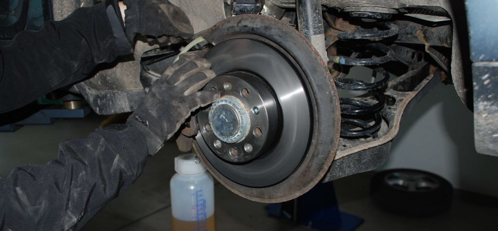 Bremsscheibentausch an einem Auto