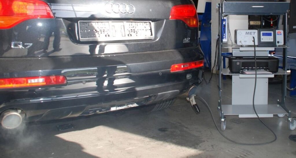 Endrohrmessung an einem Audi Q7
