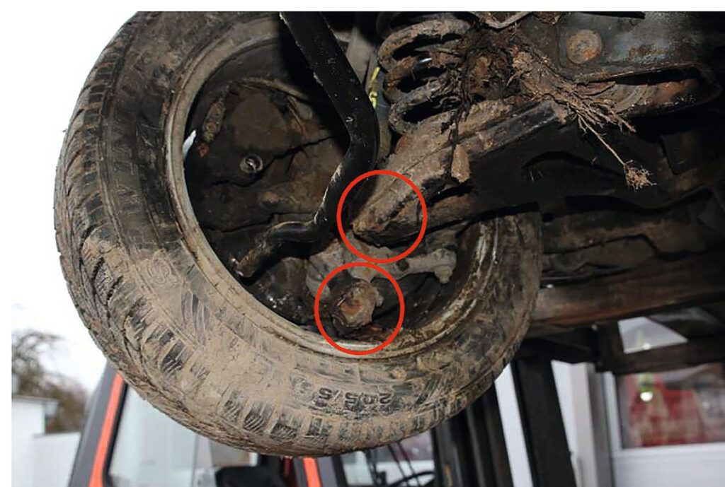 Unfallfahrzeug mit gebrochenem Querlenker