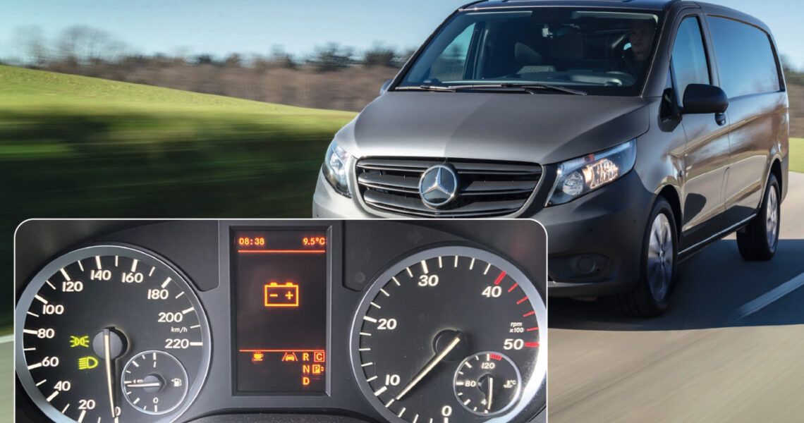 aktivierte Batterieleuchte im Kombiinstrument eines Mercedes-Benz Vito