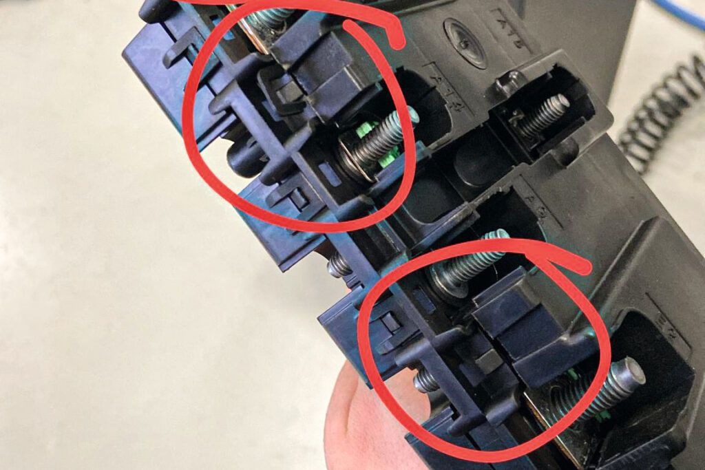 gebrochene Clips an einem Sicherungskasten