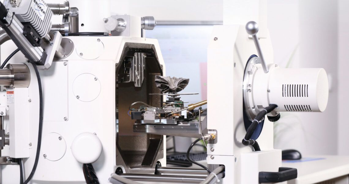 Rasterelektronenmikroskop in dem ein Turbolader-Turbinenrad platziert ist