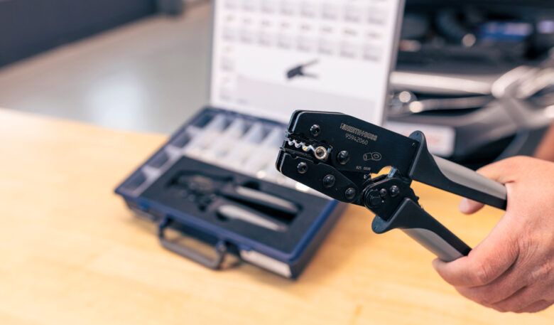 Quetschzange mit „W-Crimp“