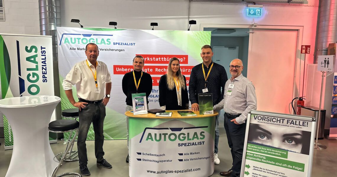 Andreas Lange von Autoglas Spezialist mit seinem Team auf einer Messe