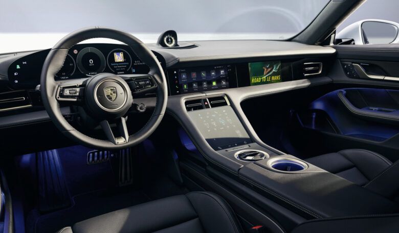 Was eine transparente Fronthaube, trainiertes Parken und der Rückfahrassistent bringen