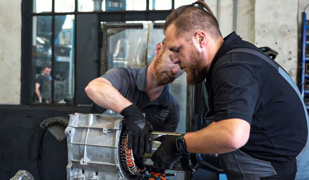 Elektromotorenlager tauschen Mechaniker tauschen die Rotorlagerung an einem E-Motor