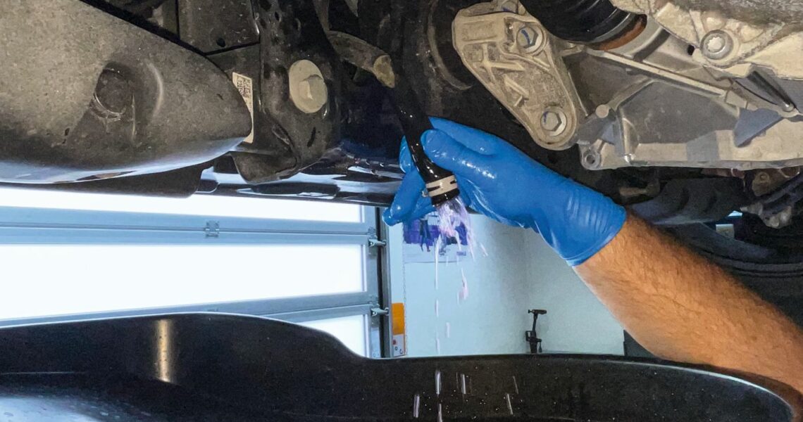 Kühlmittelwechsel an einem E-Fahrzeug