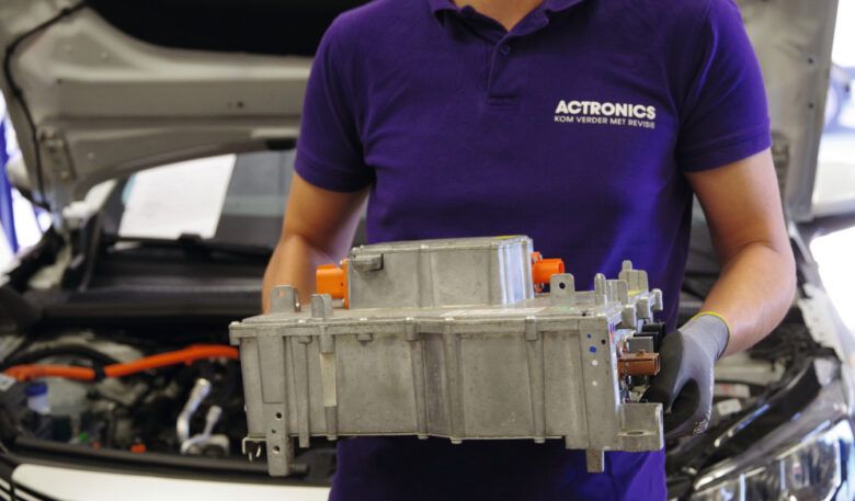 Onboard-Charger für E-Modelle von Stellantis nun reparierbar