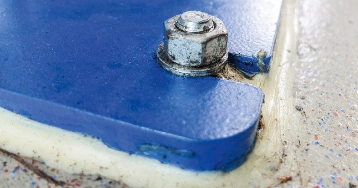 Hebebühnenbefestigung mit Schwerlastanker im Boden