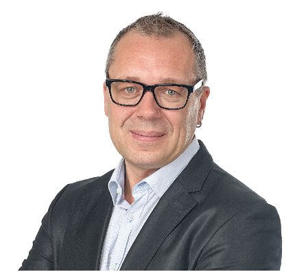 Torsten Schmidt, Chefredakteur: „Ziemlich paradox: Neun Landesverbände des Kfz-Gewerbes, die Mitglieder im ZVK sind, wollen genau gegen diesen ZVK zu klagen. Also jenen Verband, aus dem sechs dieser neun LV derzeit prüfen, freiwillig auszuscheiden. Worum geht es also? Sicher auch darum, wie viel der Innungseinnahmen vom ZVK an den ZDK fließen sollen.“ Torsten Schmidt, Chefredakteur: „Ziemlich paradox: Neun Landesverbände des Kfz-Gewerbes, die Mitglieder im ZVK sind, wollen genau gegen diesen ZVK zu klagen. Also jenen Verband, aus dem sechs dieser neun LV derzeit prüfen, freiwillig auszuscheiden. Worum geht es also? Sicher auch darum, wie viel der Innungseinnahmen vom ZVK an den ZDK fließen sollen.“