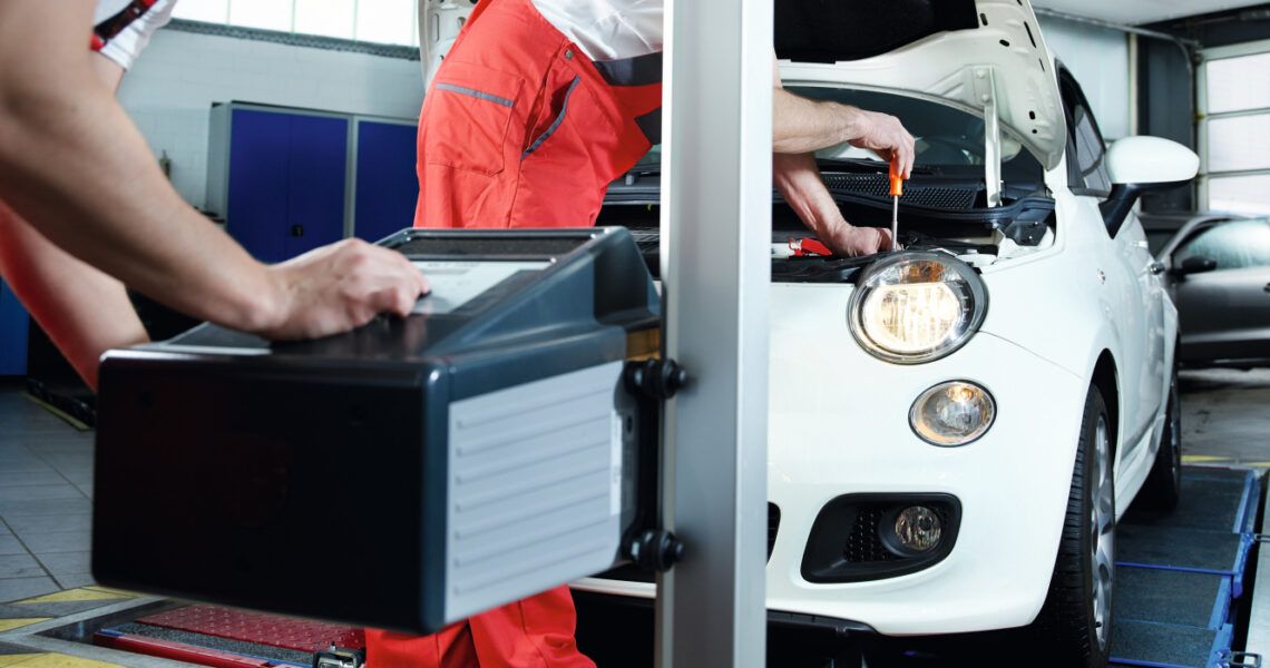 Scheinwerfereinstell-Prüfgeräte – 6 Geräte im Vergleich Scheinwerfereinstellprüfgerät in einer Kfz-Werkstatt