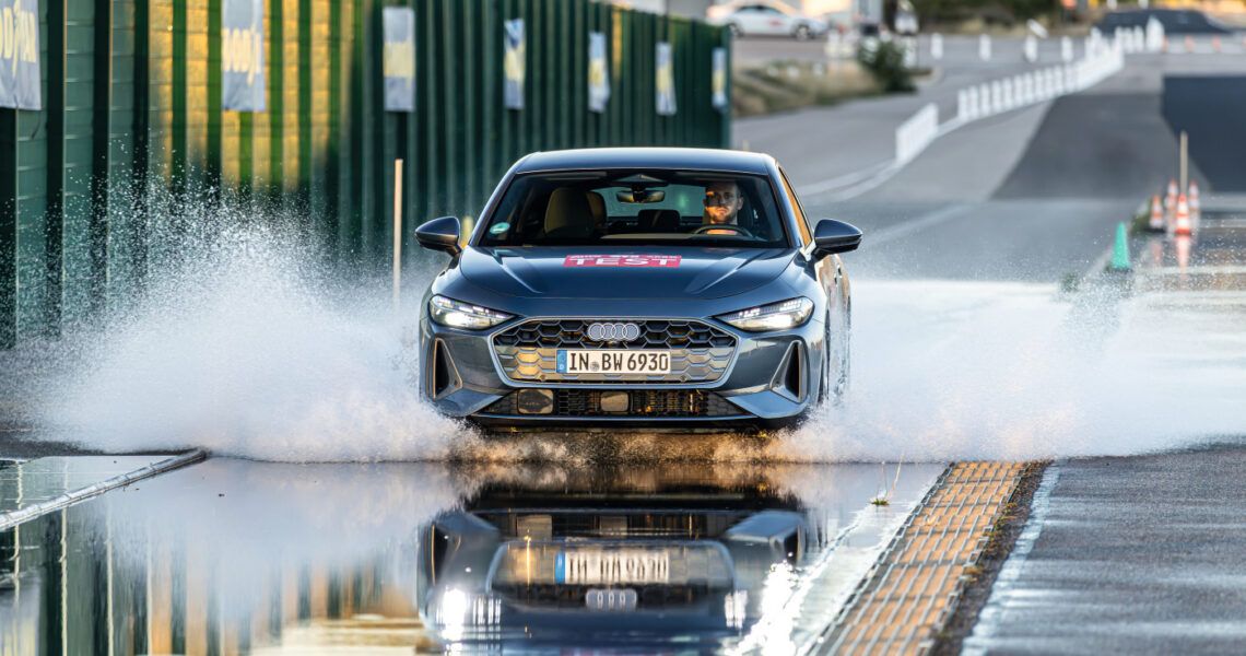 Sommerreifen werden auf nasser Fahrbahn getestet