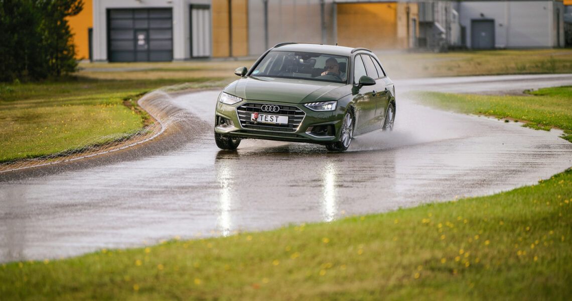 Autoreifen werden auf einer nassen Fahrbahn getestet