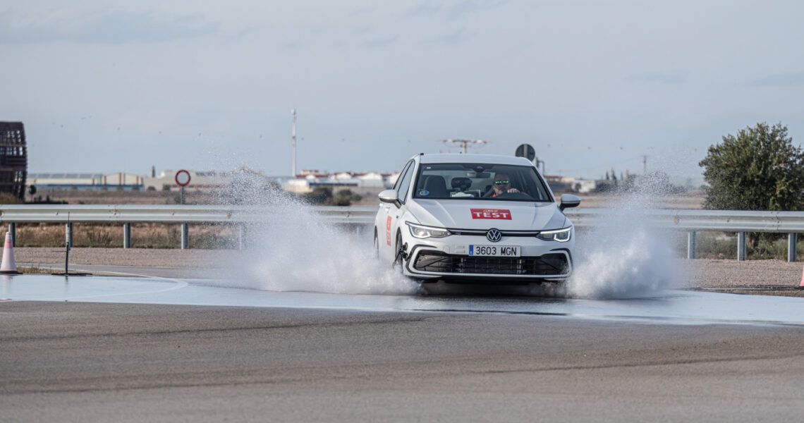 Sommerreifentest auf nasser Fahrbahn