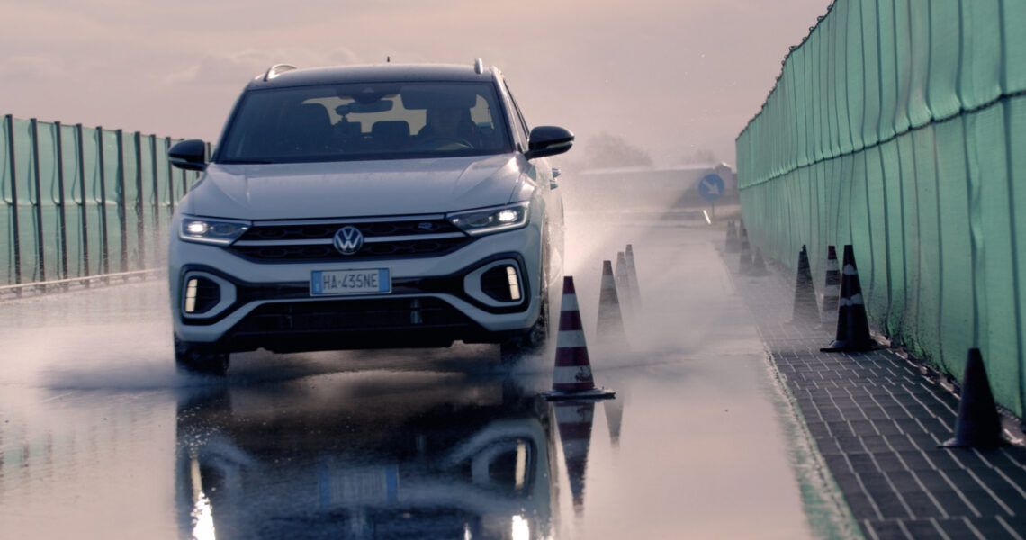 Sommerreifen werden mit einem VW T-Roc getestet