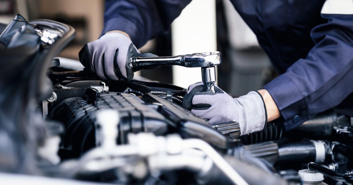 Reparatur an einem Pkw