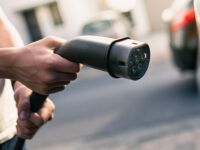 E-Fahrzeuge und Ladekabel müssen geprüft werden