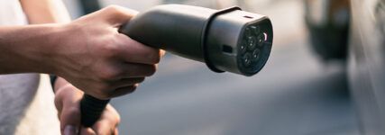 E-Fahrzeuge und Ladekabel müssen geprüft werden