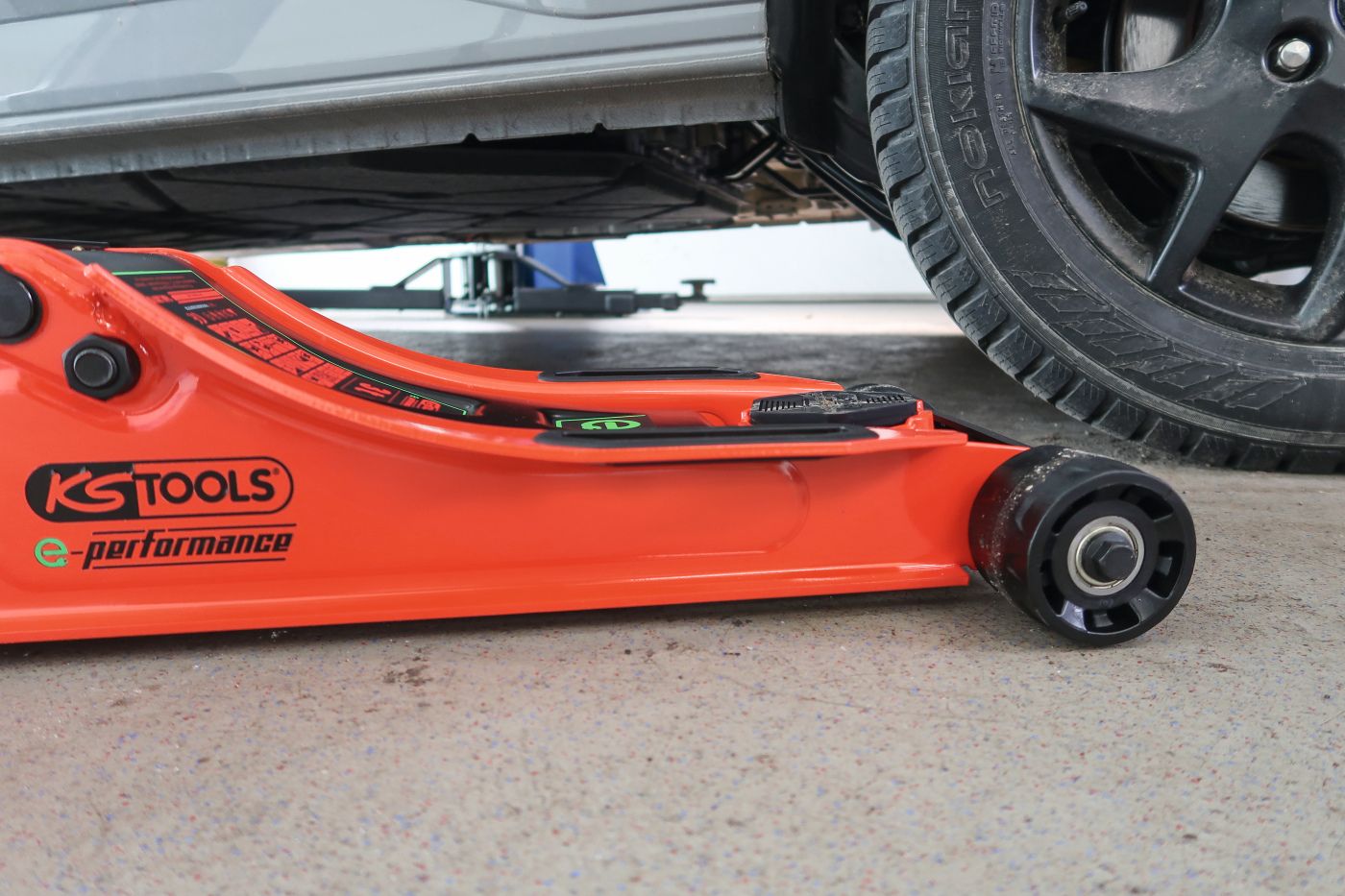 Unterfahrtiefe Akku-Wagenheber