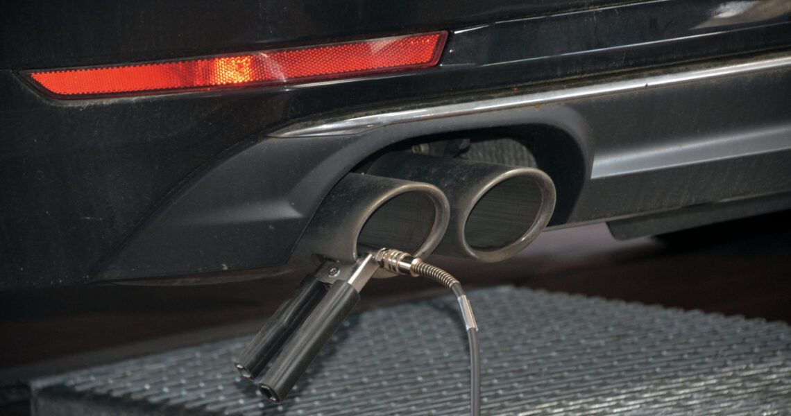 Abgasuntersuchung an einem Pkw