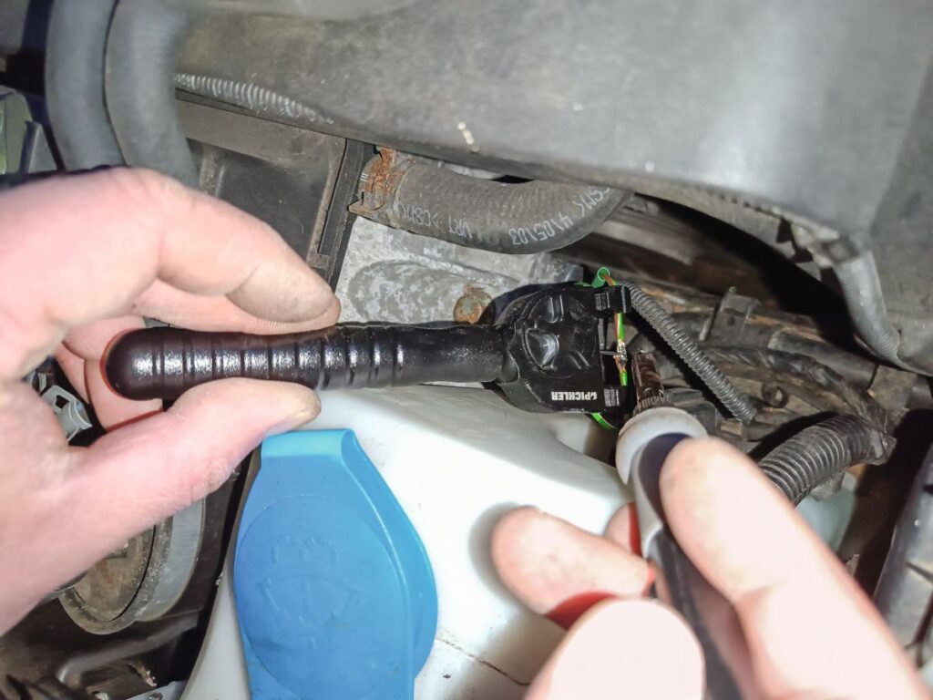 Zwei Kabel werden mit Löthilfe verlötet