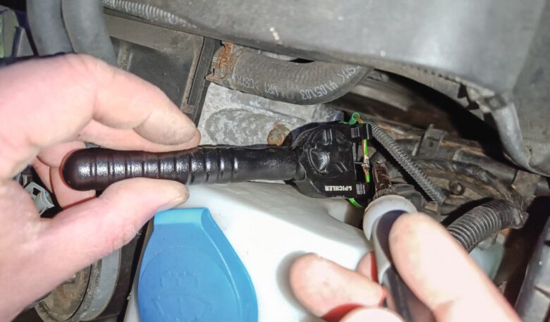 Zwei Kabel werden mit Löthilfe verlötet