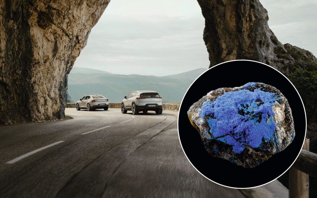 Polestar 2 und 3 auf einer bergigen Landstraße