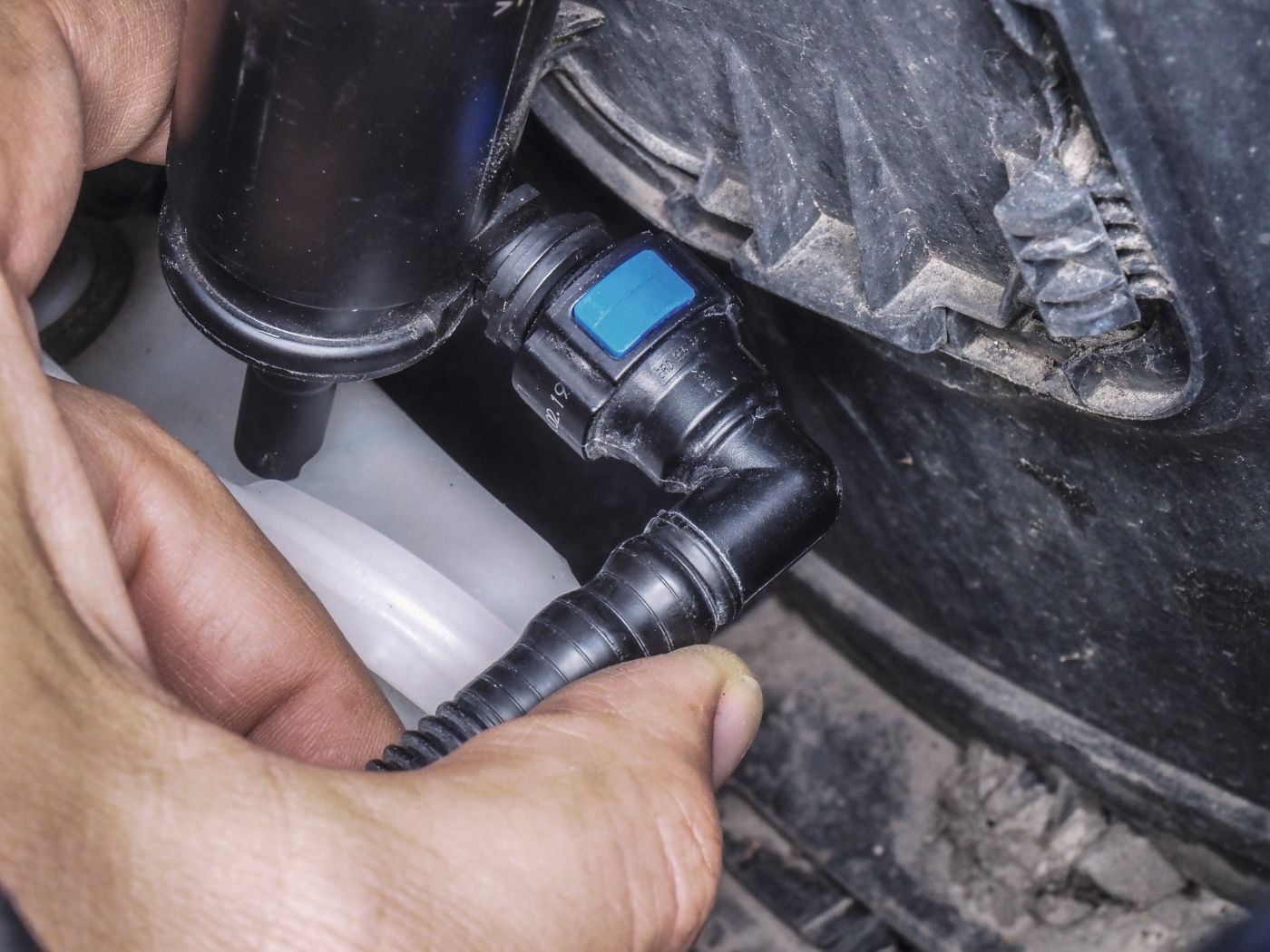 Wischwassertank und Wasserpumpenaufnahme VW Touran