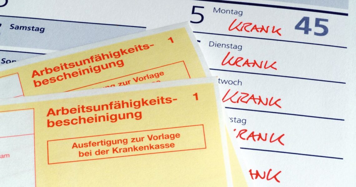 Nach der ersten Krankschreibung folgt die zweite – wer zahlt? Arbeitsunfähigkeitsbescheinigung im Betrieb