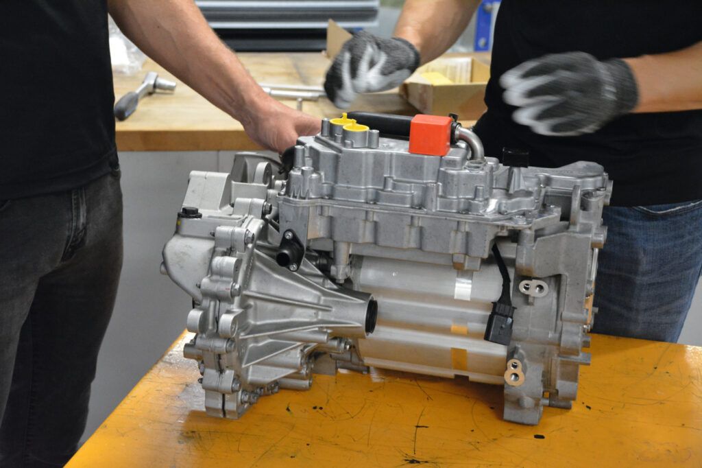ausgebaute E-Maschine mit Leistungseinheit und Getriebe