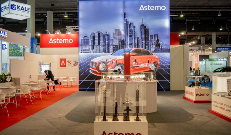 Astemo mit vielen Ersatzteilen und Jubiläum