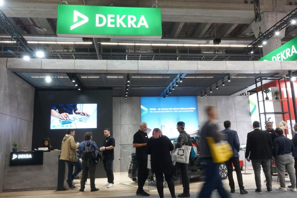 Schadenaufnahme, Sicherheit und E-Mobilität bei Dekra