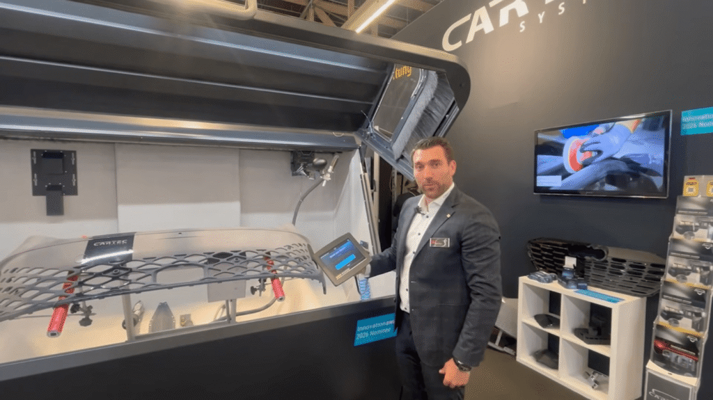 Die Weltpremiere des Smart Box Blower Robotik Cartec Smart Box Blower Robotik präsentiert auf der Automechanika