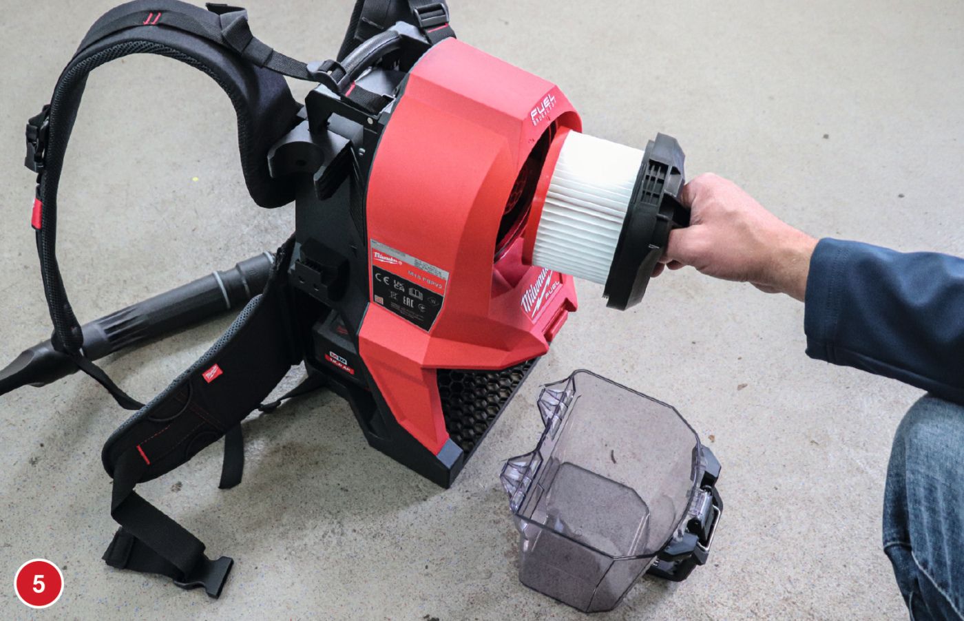 Filterwechsel am Milwaukee Rucksack-Akkustaubsauger