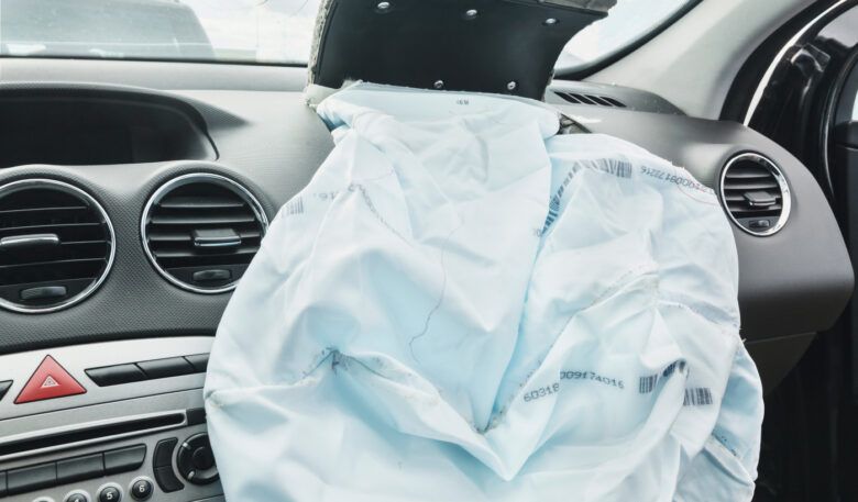 geöffneter Airbag in einem Pkw-Innenraum