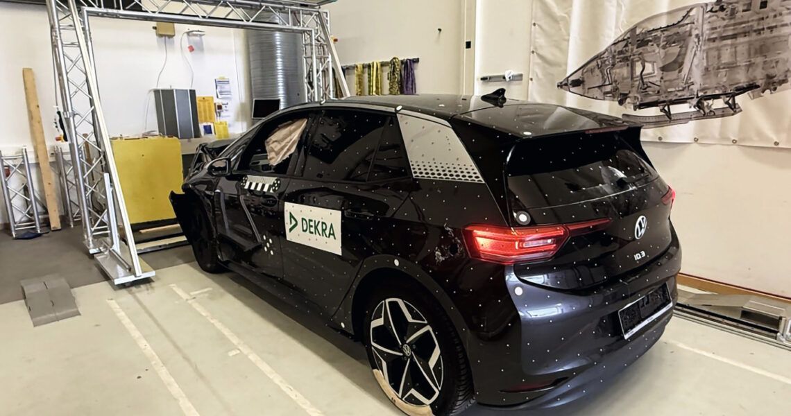 Batterien verunfallter E-Autos mit Röntgentechnik prüfen HV-Batterie eines VW ID.3 wird nach einem Unfall mit dem AIR-Röntgensystem gescannt