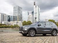 Fehlerhaft montiertes Abschirmblech im Motorraum